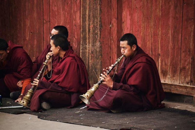 Moines du monastère de Traduk dans la vallée de Yarlung - Tibet | Au Tigre Vanillé