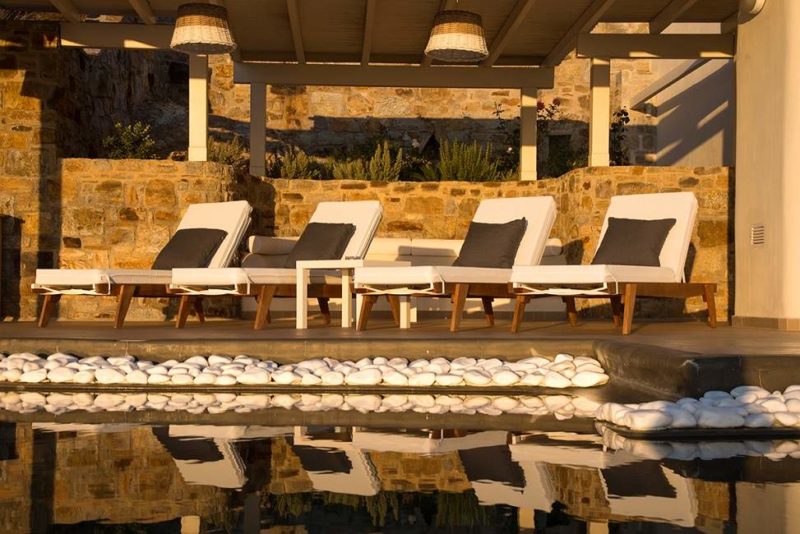 Transats au bord de la piscine de l'hôtel Rock Villa à Naxos dans les Cyclades - Grèce | Au Tigre Vanillé