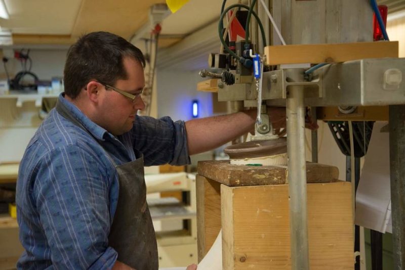 Découvrir l'artisanat local chez un fabricant de cor des Alpes - Suisse | Au Tigre Vanillé
