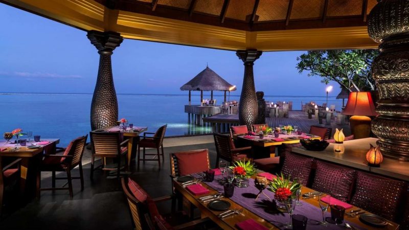 Restaurant au bord de l'eau de l'hotel Four Seasons - Maldives | Au Tigre Vanillé