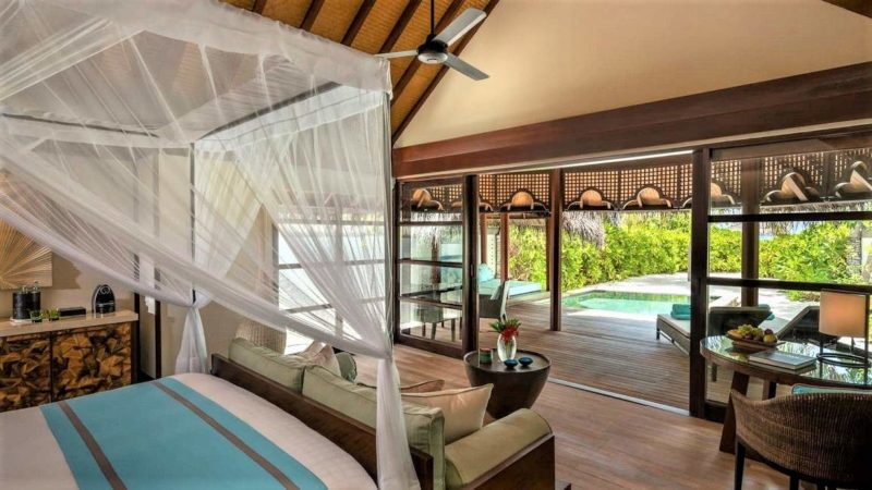 Chambre de la villa plage de l'hotel Four Seasons - Maldives | Au Tigre Vanillé