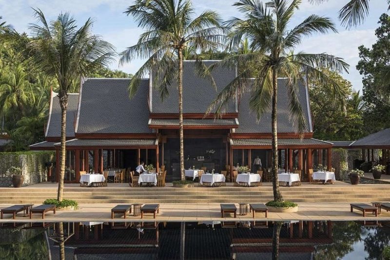 Restaurant au bord de la piscine de l'hôtel Amanpuri à Phuket - Thailande | Au Tigre Vanillé