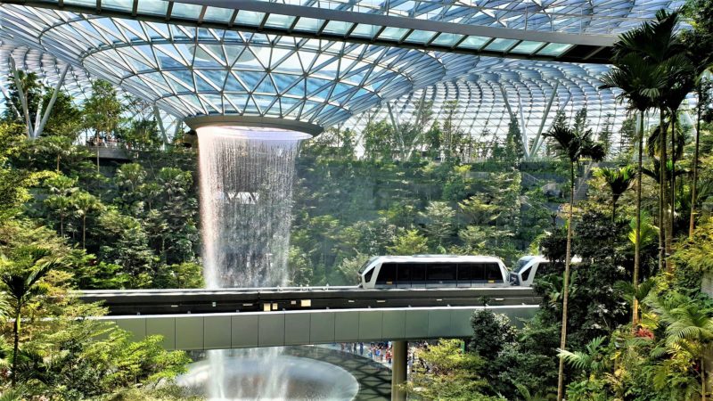 Jardin tropical sous serre avec une cascade de l'aéroport de Changi - Singapour | Au Tigre Vanillé